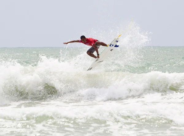 PHUKET, THAILAND - SEPTEMBER 15: unidentified surfer races the — Stock Photo, Image