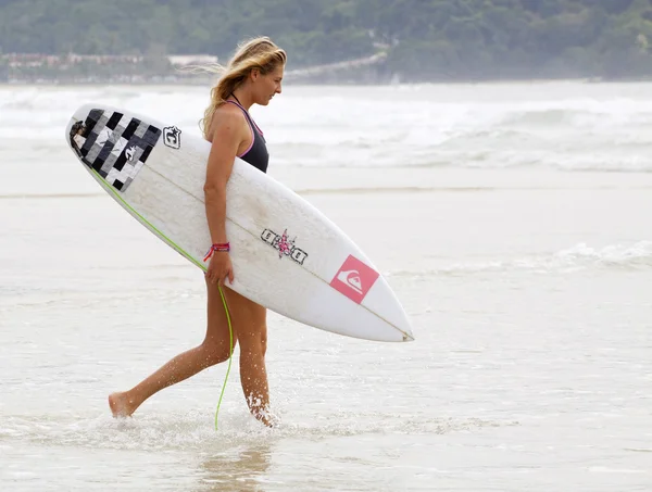 PHUKET, THAILANDIA - 15 SETTEMBRE: Stephanie Gilmore si prepara a surfare nel Quiksilver Open Phuket Thailandia il 15 settembre 2012 a Patong Beach a Phuket, Thailandia — Foto Stock