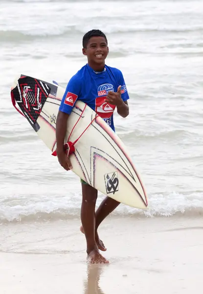 PHUKET, THAILAND - SEPTEMBER 15: unidentified surfer races the — Stock Photo, Image