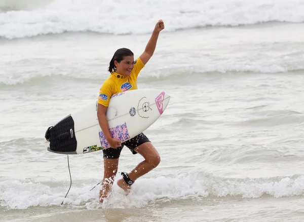 PHUKET, THAÏLANDE - 15 SEPTEMBRE : les courses de surfeurs non identifiés — Photo