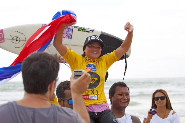 PHUKET, THAILANDIA - Anissa Flynn festeggia la vittoria nel Quiksilver Open Phuket Thailandia il 15 settembre 2012 a Patong Beach a Phuket, Thailandia — Foto Stock