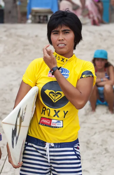 PHUKET, TAILANDIA - 15 DE SEPTIEMBRE: surfistas no identificados —  Fotos de Stock