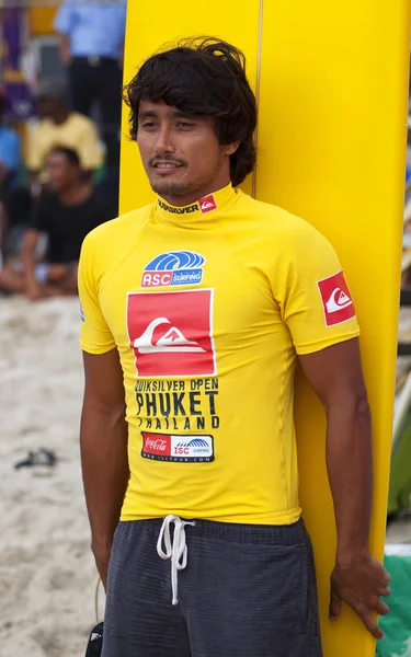 PHUKET, THAILAND - SEPTEMBER 15: unidentified surfer races the — Stock Photo, Image