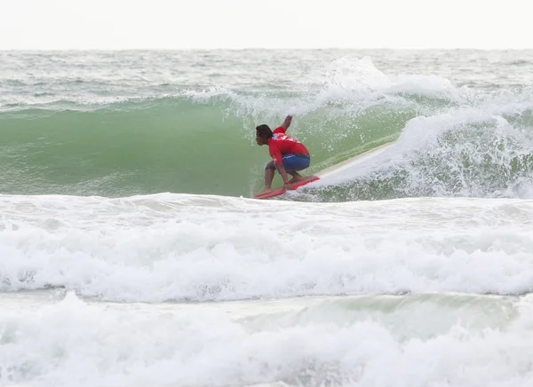 Phuket, thailand - 15 september: niet-geïdentificeerde surfer races de — Stockfoto