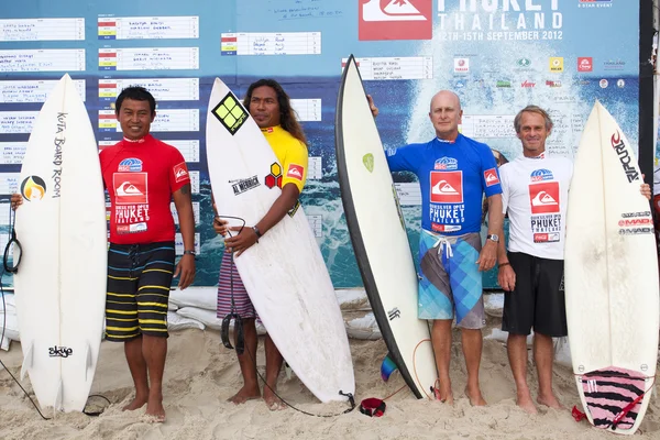 PHUKET, TAILANDIA - 15 DE SEPTIEMBRE: surfistas no identificados —  Fotos de Stock