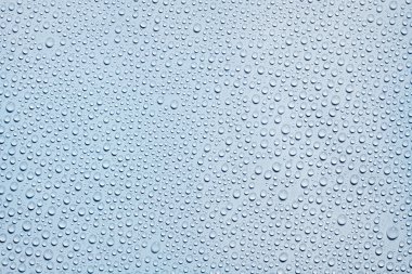 Mavi yüzeyde su damlaları