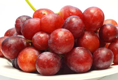 beyaz zemin üzerinde üzüm