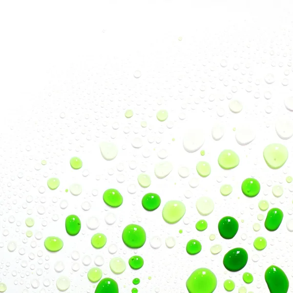 Beyaz zemin üzerine yeşil su damlaları — Stok fotoğraf