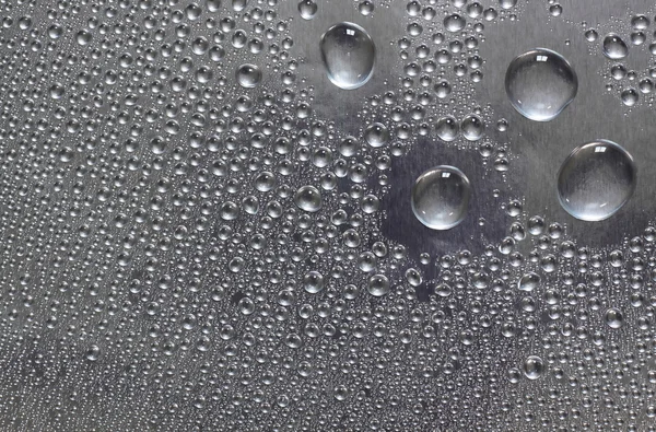 Krople wody na powierzchni srebra — Zdjęcie stockowe