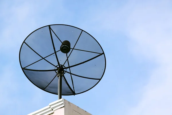 Antena parabólica preta, céu azul — Fotografia de Stock
