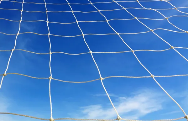 Red de fútbol blanco, cielo azul — Foto de Stock