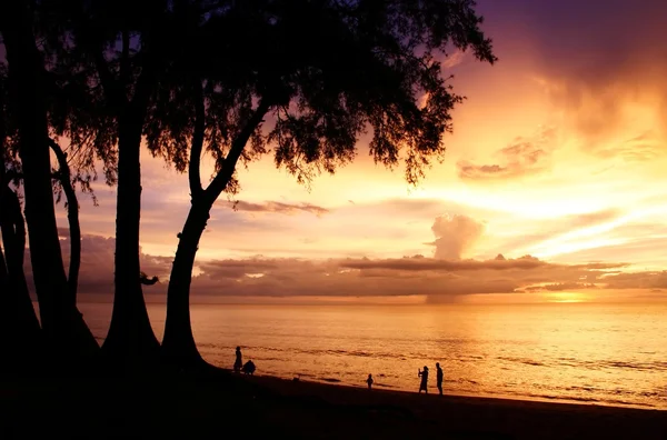 Crepuscolo a maikao spiaggia phuket — Foto Stock