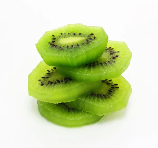 Piezas frescas de kiwi aislado sobre fondo blanco —  Fotos de Stock