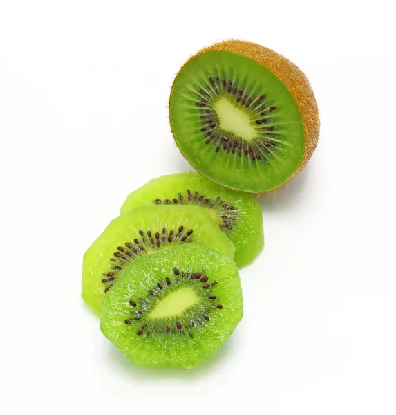 Färska bitar kiwifrukt isolerad på vit bakgrund — Stockfoto