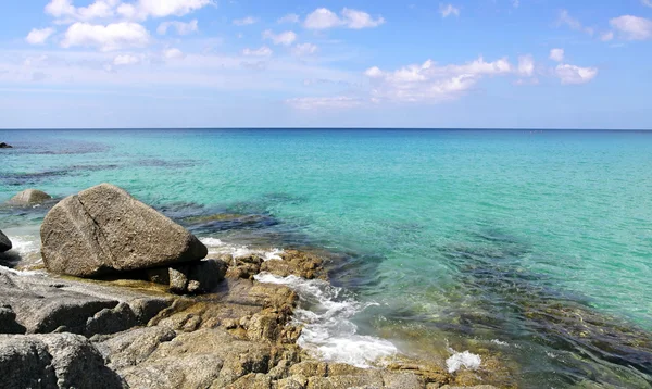 Ostrov phuket Seascape čistou vodou. Thajsko — Stock fotografie