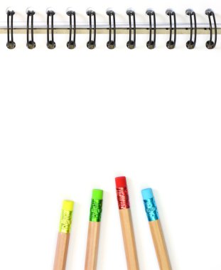 kalemler üzerinde beyaz eskiz defteri