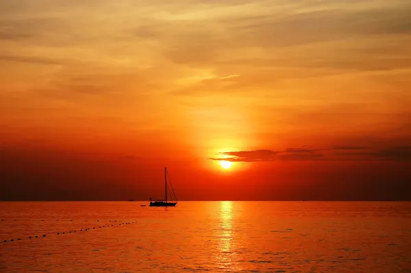 Bateau à voile coucher de soleil à kata plage phuket — Photo