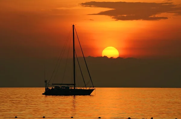 Yacth in zonsondergang in kata beach — Stockfoto