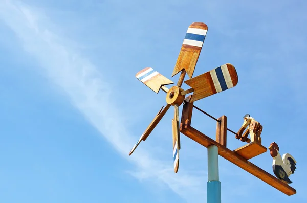 Coloridos molinos de viento para la playa — Foto de Stock