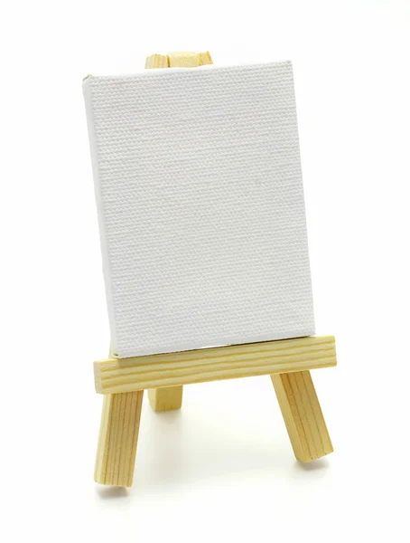 Cavalletto in legno con tela bianca isolata — Foto Stock