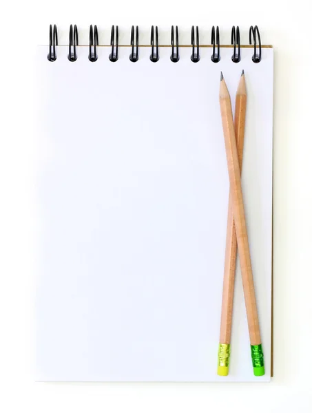 Cuaderno de bocetos blanco y dos lápices aislados en blanco —  Fotos de Stock