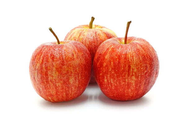 Τρία ώριμα κόκκινα μήλα απομονωμένα σε λευκό φόντο. — Φωτογραφία Αρχείου