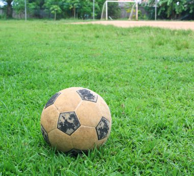 Yeşil çimenlerin üzerinde klasik futbol topu