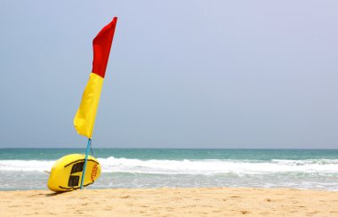 İnternet üzerinde naiharn beach, phuket thailan kurtarma surfboard ve bayrakları