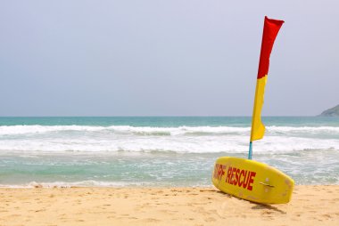 İnternet üzerinde naiharn beach, phuket thailan kurtarma surfboard ve bayrakları