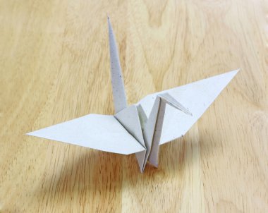 ahşap zemin üzerinde geri dönüşüm kağıt origami kuş