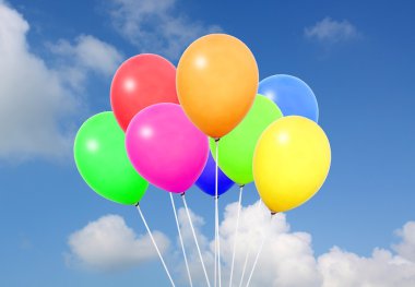 Mavi gök renkli balonlar