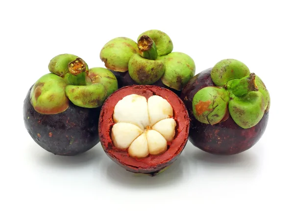 Frutas frescas, mangostão sobre fundo branco — Fotografia de Stock