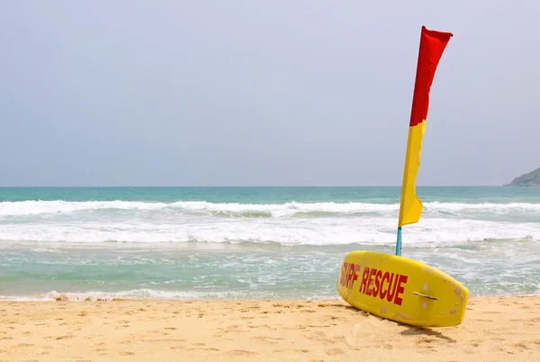 Surf Rescue Surfbrett und Flaggen auf Naiharn Strand, Phuket Thailand — Stockfoto