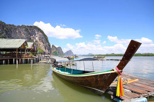 Lång svans båt vid phangnga bay — Stockfoto