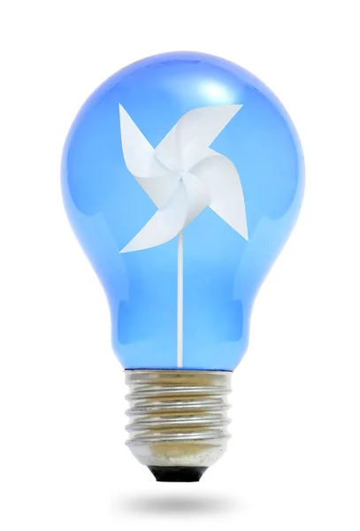 Papierwindmühle in einer blauen Glühbirne. — Stockfoto