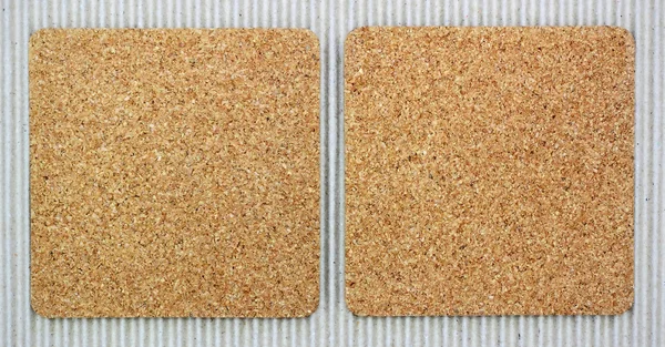 Две пробковые доски на гофрированной бумаге — стоковое фото