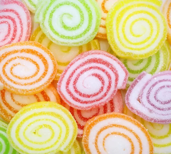 Nahaufnahme von bunten Bonbons auf weißem Hintergrund. — Stockfoto