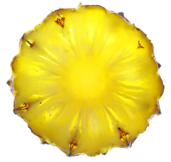 Закрыть ломтик ананаса на белом фоне — стоковое фото