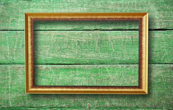 Leeg frame met copyspace dat opknoping op creatieve groen houten terug — Stockfoto