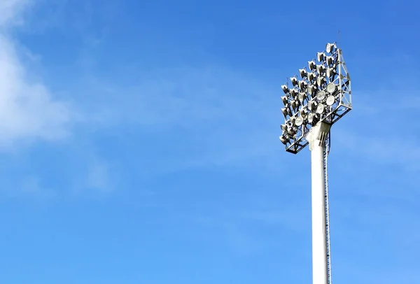 Metal direk ile bir futbol stadyumu ışıklandırması — Stok fotoğraf