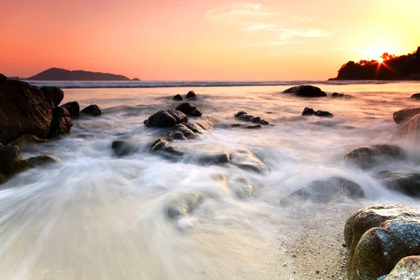 Zee en rots op de zonsondergang. natuur samenstelling. — Stockfoto