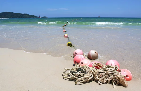 Boyas en la playa de arena, playa de Patong Phuket Tailandia — Foto de Stock