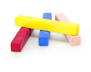 Beyaz bir arka plan renkleri çeşitli tebeşirler