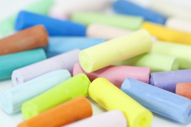 Beyaz bir arka plan renkleri çeşitli tebeşirler