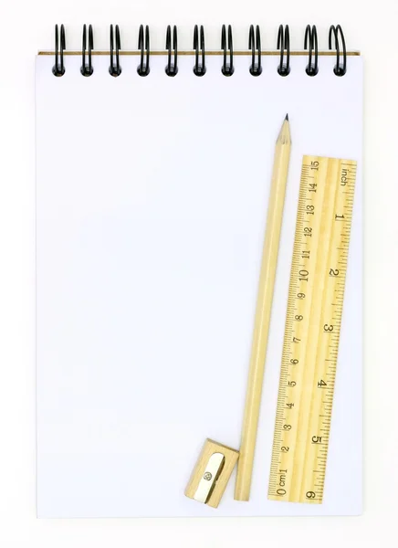 Cuaderno en blanco y accesorios escolares sobre fondo blanco —  Fotos de Stock