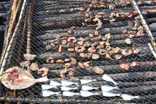 Torkade fiskar i fisherman village, phangnga provinsen — Stockfoto