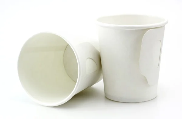 Dois copos de papel branco de perto — Fotografia de Stock
