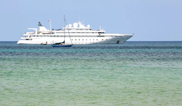 Cruiseschip in de Andamanzee — Stockfoto