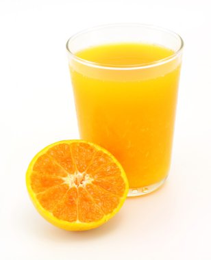 Beyaz arka plan üzerinde izole mandalina ve suyu cam