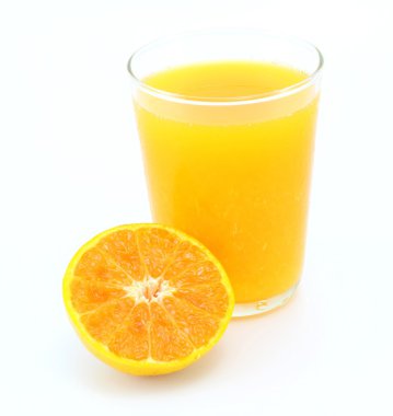 cam ve turuncu beyaz zemin üzerine portakal suyu